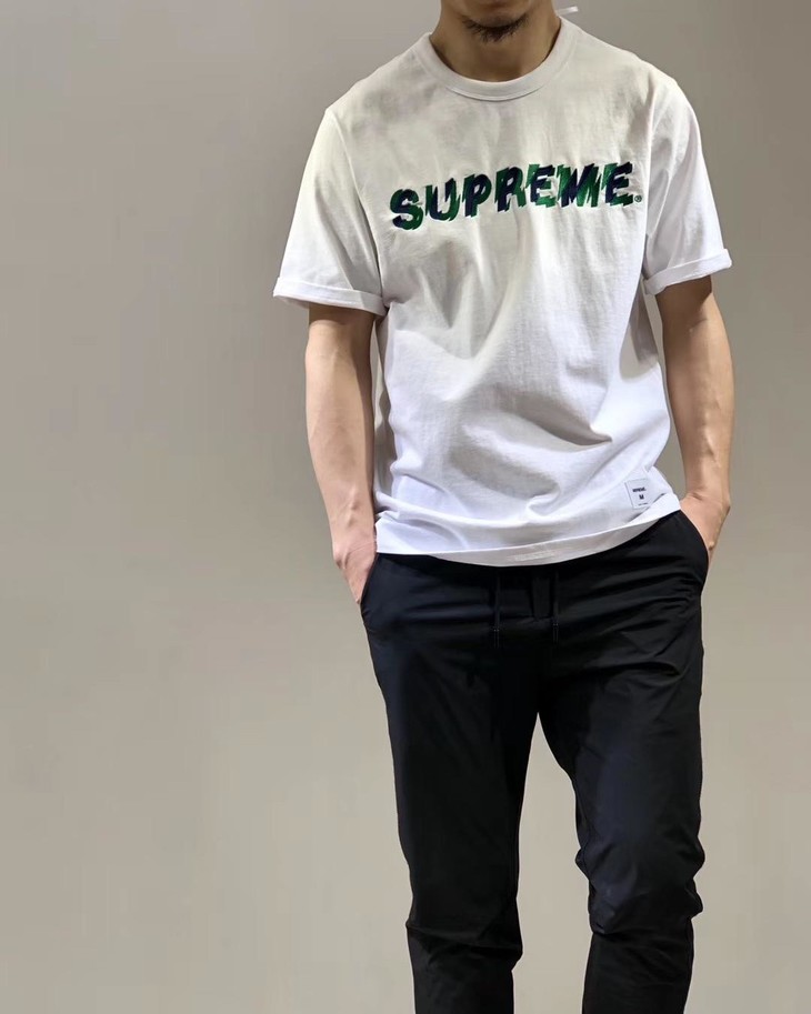 点此购买 情侣sup宽松刺绣t恤 左120919