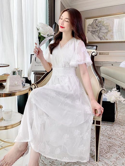 张心子沙滩裙海边度假2019夏款女刺绣网纱白色连衣裙收腰法式超仙