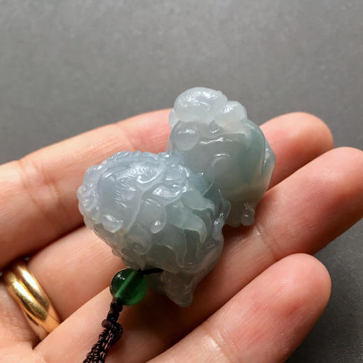 糯冰种翡翠狮子