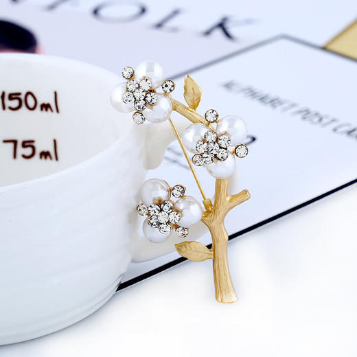 韩国高亮珍珠服装饰品气质优雅梅花胸花(货号 g50219)