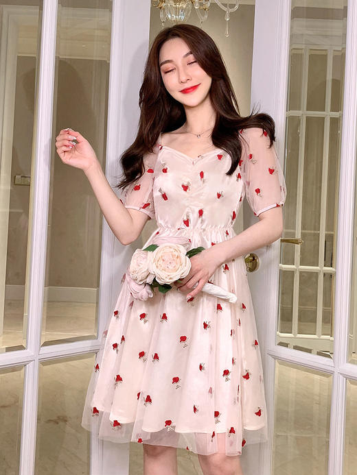 张心子粉色裙子女2020新款夏名媛浪漫法式抽褶刺绣网纱连衣裙超仙