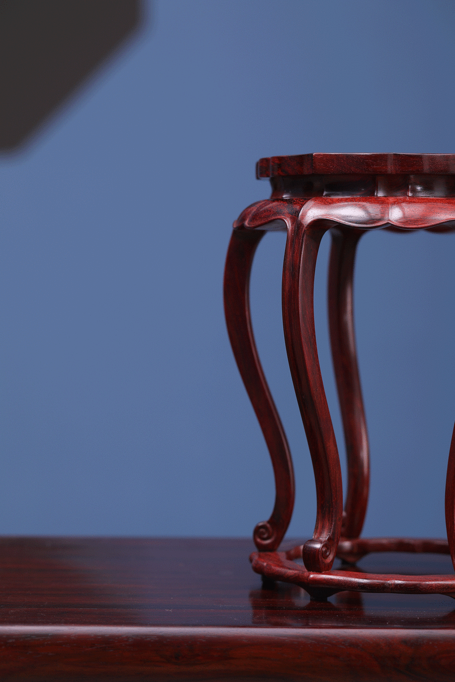 小叶紫檀葵面三弯腿六足香几(快递包邮)