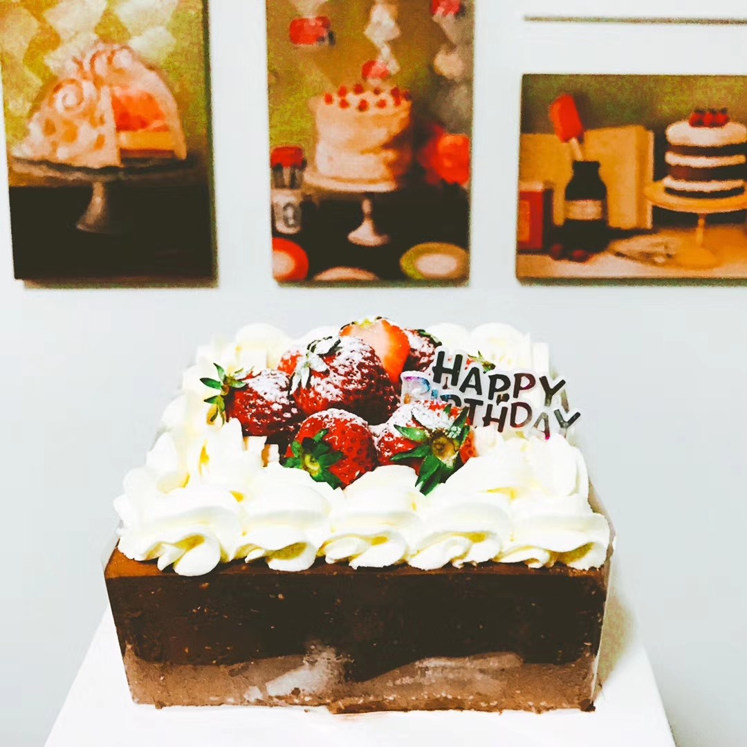 巧克力炸弹 特别沉 巧克力乳酪蛋糕+苏打饼干 巧克力爱好者的福音 请注意没有蛋糕体哦（原味可备注）欢迎提前预定，当日订单或加急请拍下备注，我们会与您联系