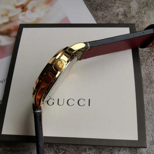 Gucci 古驰最新款出货了！
该腕表属于G-Timeless系列，配有标志性GG图案，并印有花卉主题。 商品图7