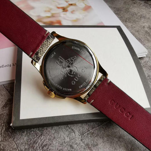 Gucci 古驰最新款出货了！
该腕表属于G-Timeless系列，配有标志性GG图案，并印有花卉主题。 商品图8