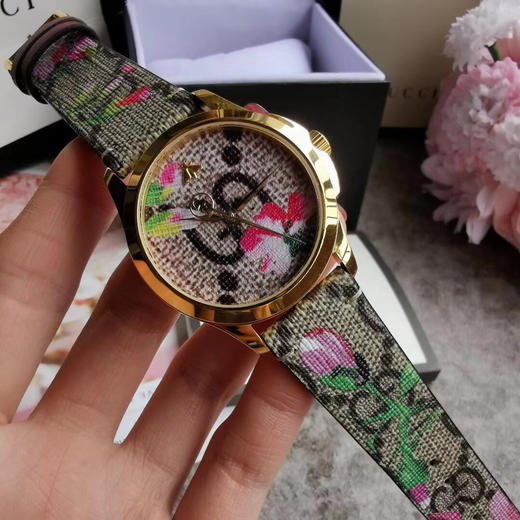 Gucci 古驰最新款出货了！
该腕表属于G-Timeless系列，配有标志性GG图案，并印有花卉主题。 商品图2