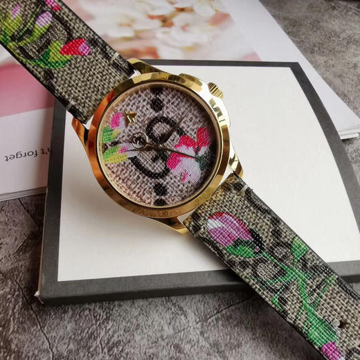 Gucci 古驰最新款出货了！
该腕表属于G-Timeless系列，配有标志性GG图案，并印有花卉主题。 商品图3