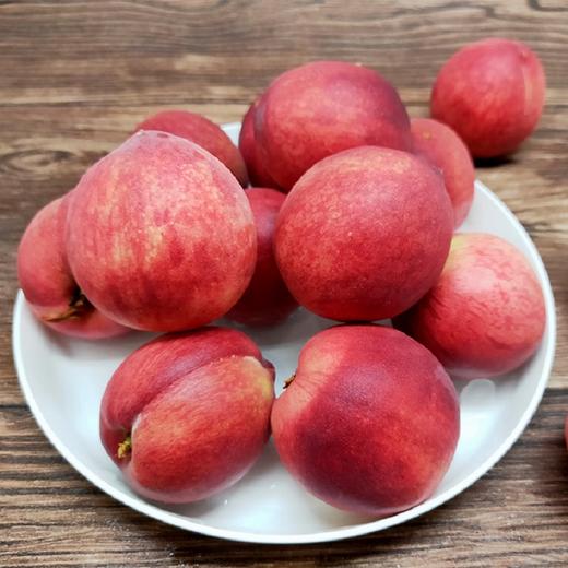 新鲜血桃色泽鲜艳口感爽脆果肉呈鲜红色桃子不易储存收到货抓紧食用3