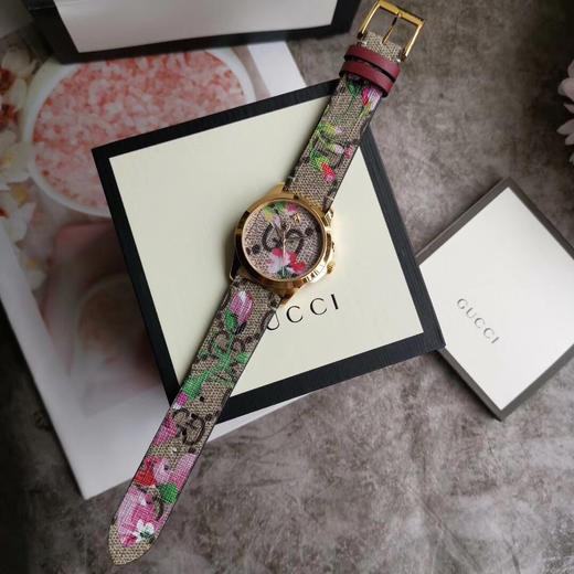 Gucci 古驰最新款出货了！
该腕表属于G-Timeless系列，配有标志性GG图案，并印有花卉主题。 商品图6