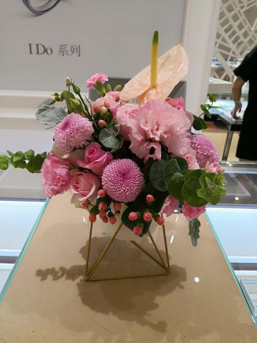 品牌门店橱窗设计 商品图5