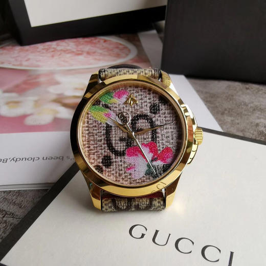 Gucci 古驰最新款出货了！
该腕表属于G-Timeless系列，配有标志性GG图案，并印有花卉主题。 商品图4