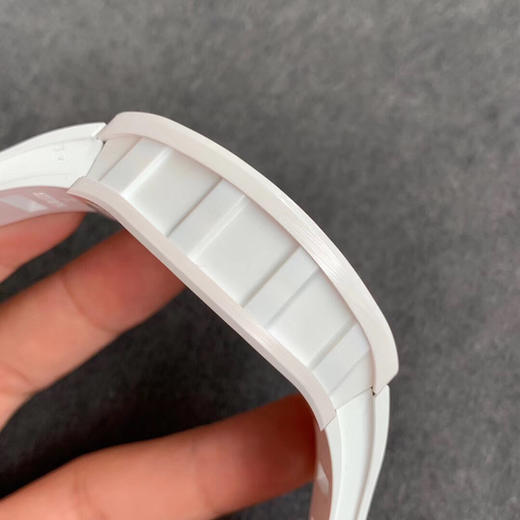 KV最新款“深邃绿”Richard Mille 理查德·米勒KV版本RM055 表圈和底盖采用纳米陶瓷复合材料，具有耐划伤性和抗变色性 商品图4