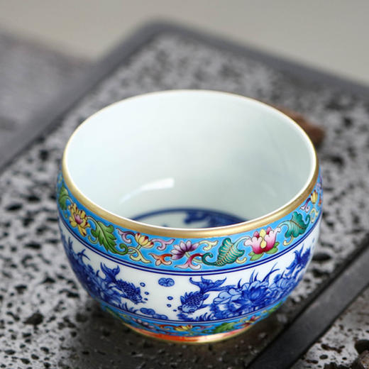 蓝地珐琅彩青花鱼藻纹莲纹杯 商品图1