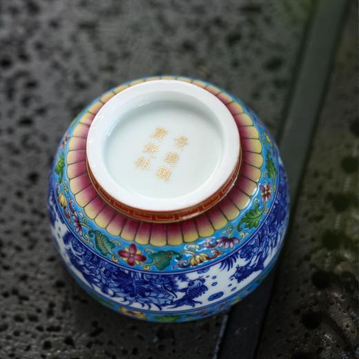 蓝地珐琅彩青花鱼藻纹莲纹杯 商品图3
