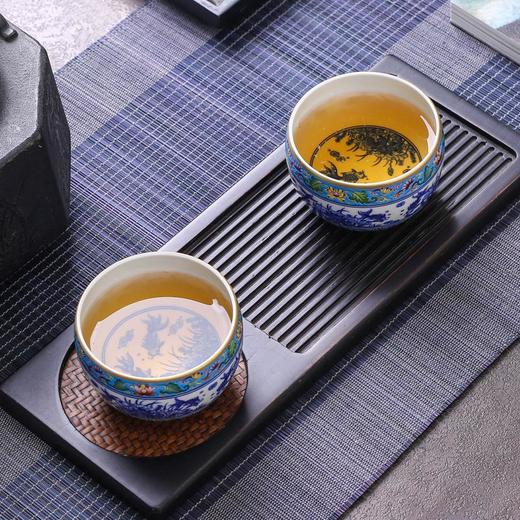 蓝地珐琅彩青花鱼藻纹莲纹杯 商品图2