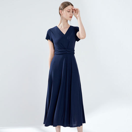 EITIE爱特爱女装夏季新品V领时尚气质收腰垂坠褶皱长款连衣裙5907690 商品图3