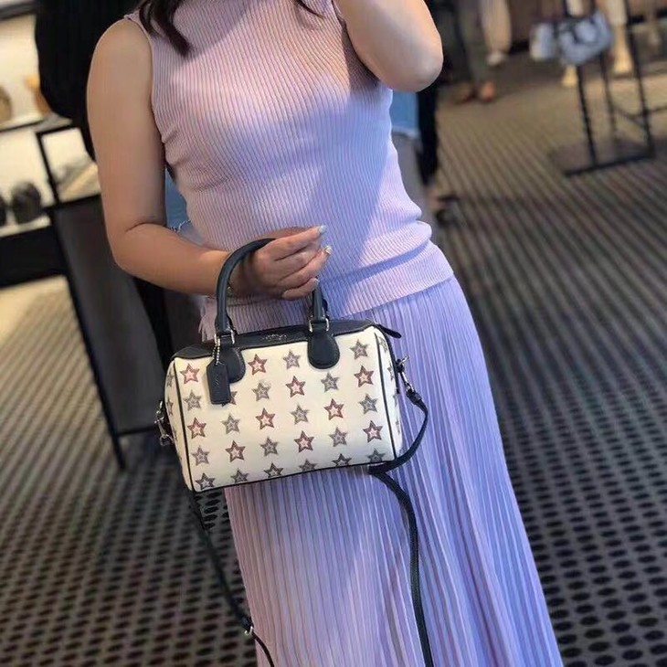 la现货coach蔻驰女士时尚五角星图案单肩斜挎波士顿包