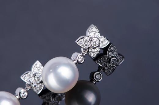 18K金珍珠花瓣两用款耳钉
珍珠12-13mm 商品图4