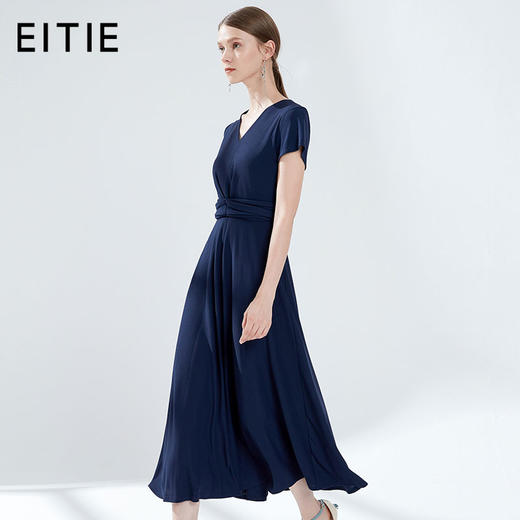 EITIE爱特爱女装夏季新品V领时尚气质收腰垂坠褶皱长款连衣裙5907690 商品图0