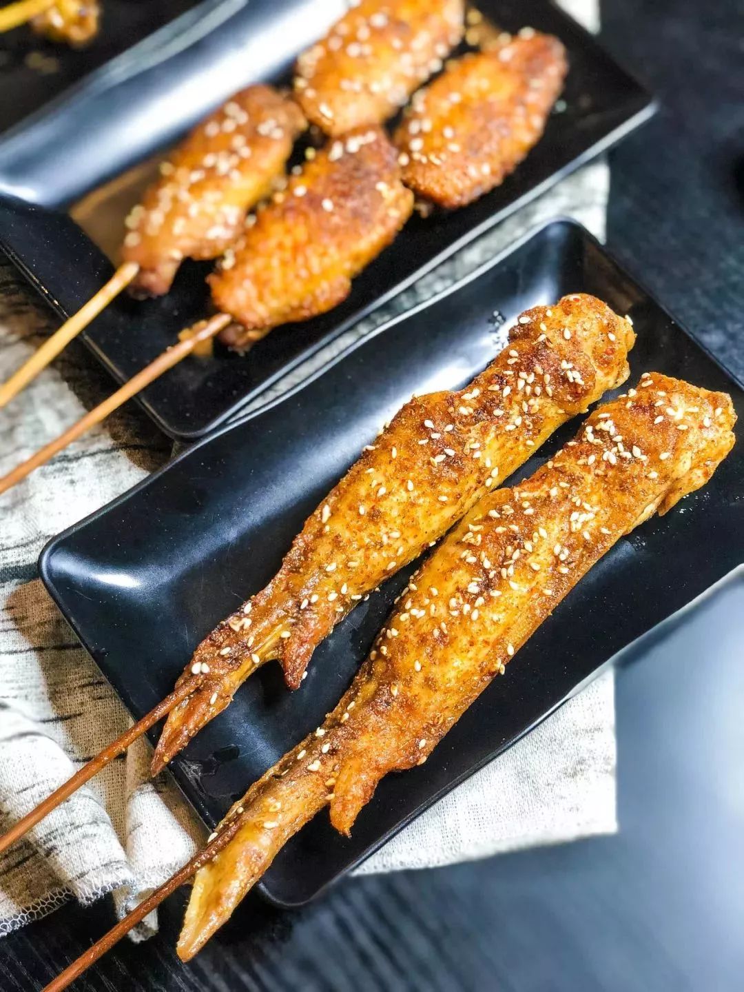 毫不夸张,鸡全翅比手机还大,但也因为大所以烤制的时间比较长,给鸡全