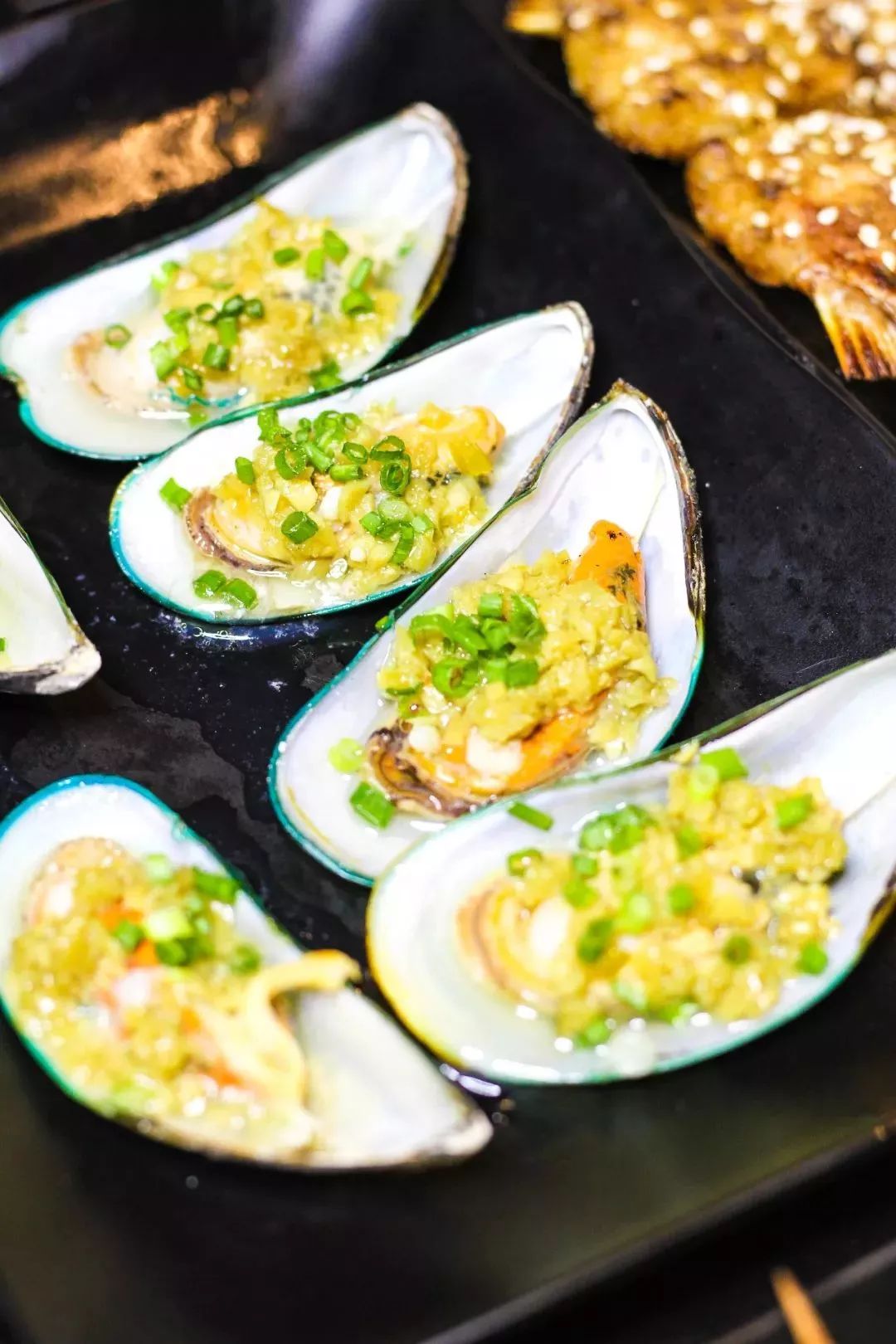 ④:烤青口 青口是吃烧烤的必点项,一上来蒜香味扑面而来, 香气犊祆