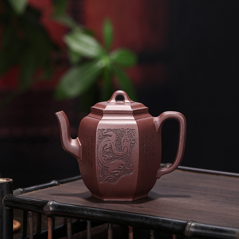 【小宫灯】 作者：朱永强（制壶）程文兵（陶刻）    泥料：紫泥    容量：260cc