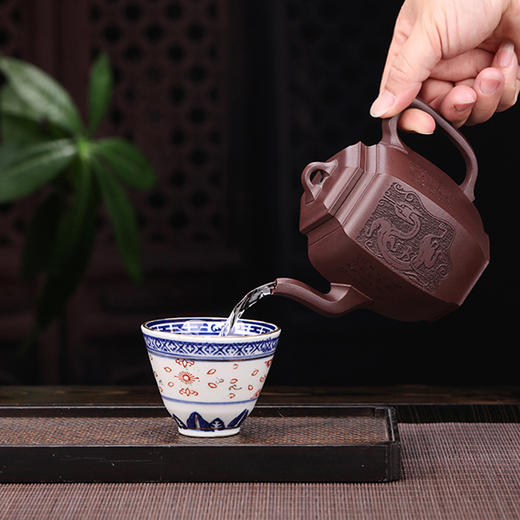 【小宫灯】 作者：朱永强（制壶）程文兵（陶刻）    泥料：紫泥    容量：260cc 商品图4