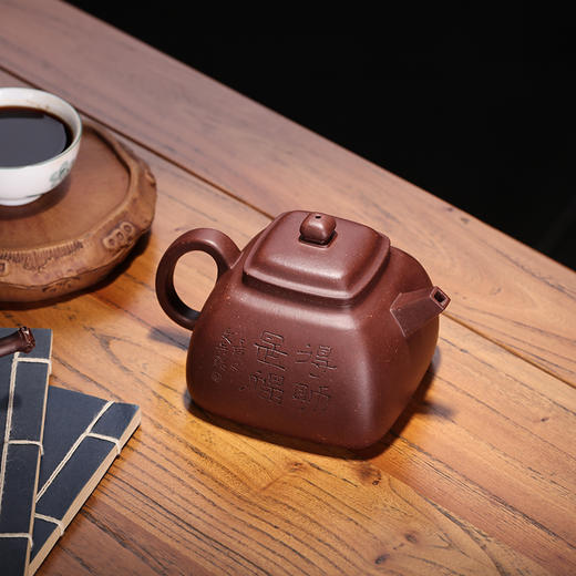 【坦然】 作者：冯娟（制壶）程文兵（陶刻）    泥料：紫泥    容量：280cc 商品图2