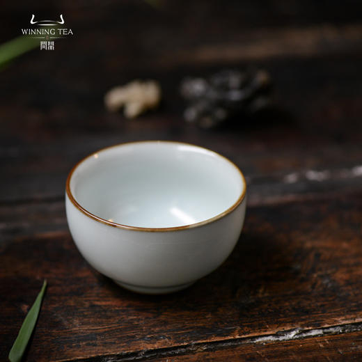 问鼎汝瓷紫金釉经典款月白听泉杯 商品图1