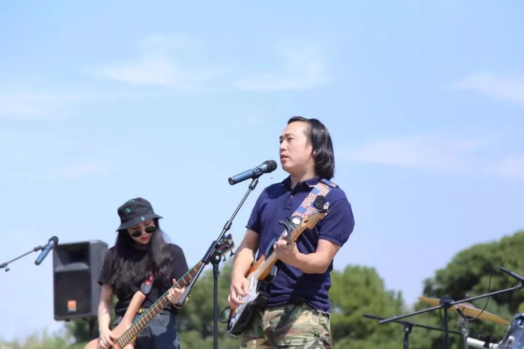 张老师擅长民谣吉他弹唱,马头琴,呼麦.