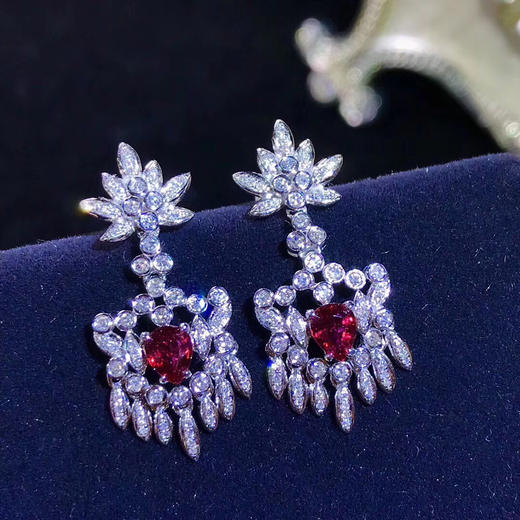 18k红宝石耳坠 鸽血红颜色 晶体超干净 精工镶嵌 大牌气质 上身超仙