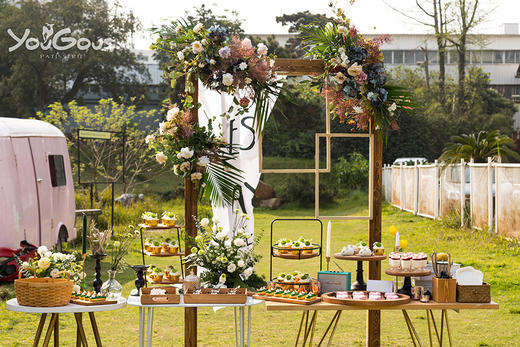 户外草地婚礼甜品台
