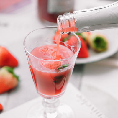 一杯鲜榨草莓汁意大利canella罗斯妮草莓酒起泡酒低卡不加糖