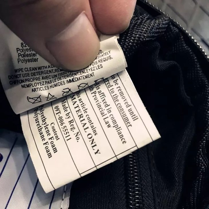 鉴别是否是正品就要看细节,包包的拉链为客供拉链,拉绳还有logo,大家