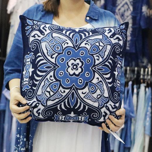 扎染,年年有余蜡染抱枕,纯手工制作 - 张家界钻牛角尖工艺品有限公司