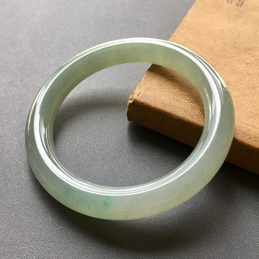 糯冰种淡晴水飘阳绿翡翠圆条手镯56 商品图0