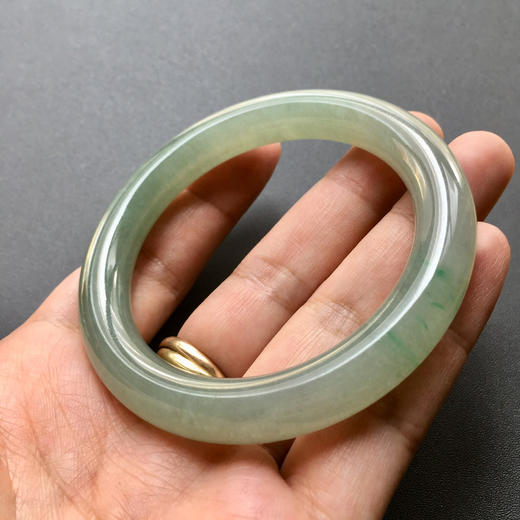 糯冰种淡晴水飘阳绿翡翠圆条手镯56 商品图8