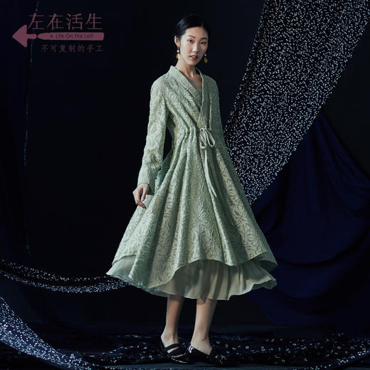 生活在左秋季新款女装绣花长袖收腰显瘦吊带连衣裙两件套套装