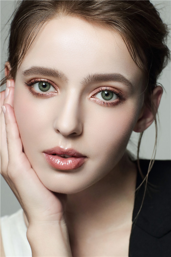 以下部分图片由外模拍摄,外模本身眼睛瞳孔颜色和亚洲人不一致,佩戴