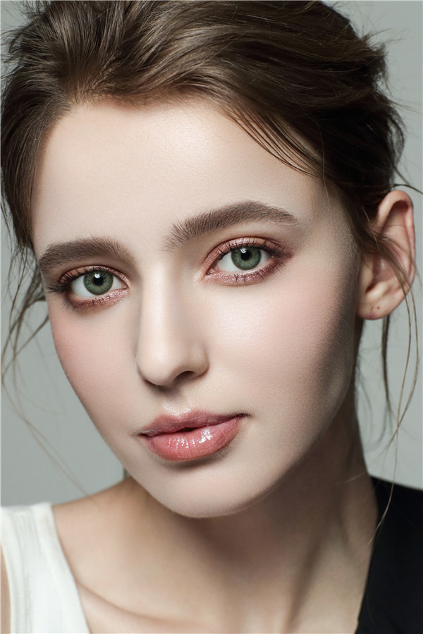 绿色灰色棕色注意:以下部分图片由外模拍摄,外模本身眼睛瞳孔颜色和