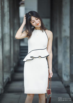 AtelierMissLu / Brenda-珍珠白荷叶边装饰挂脖连身裙
