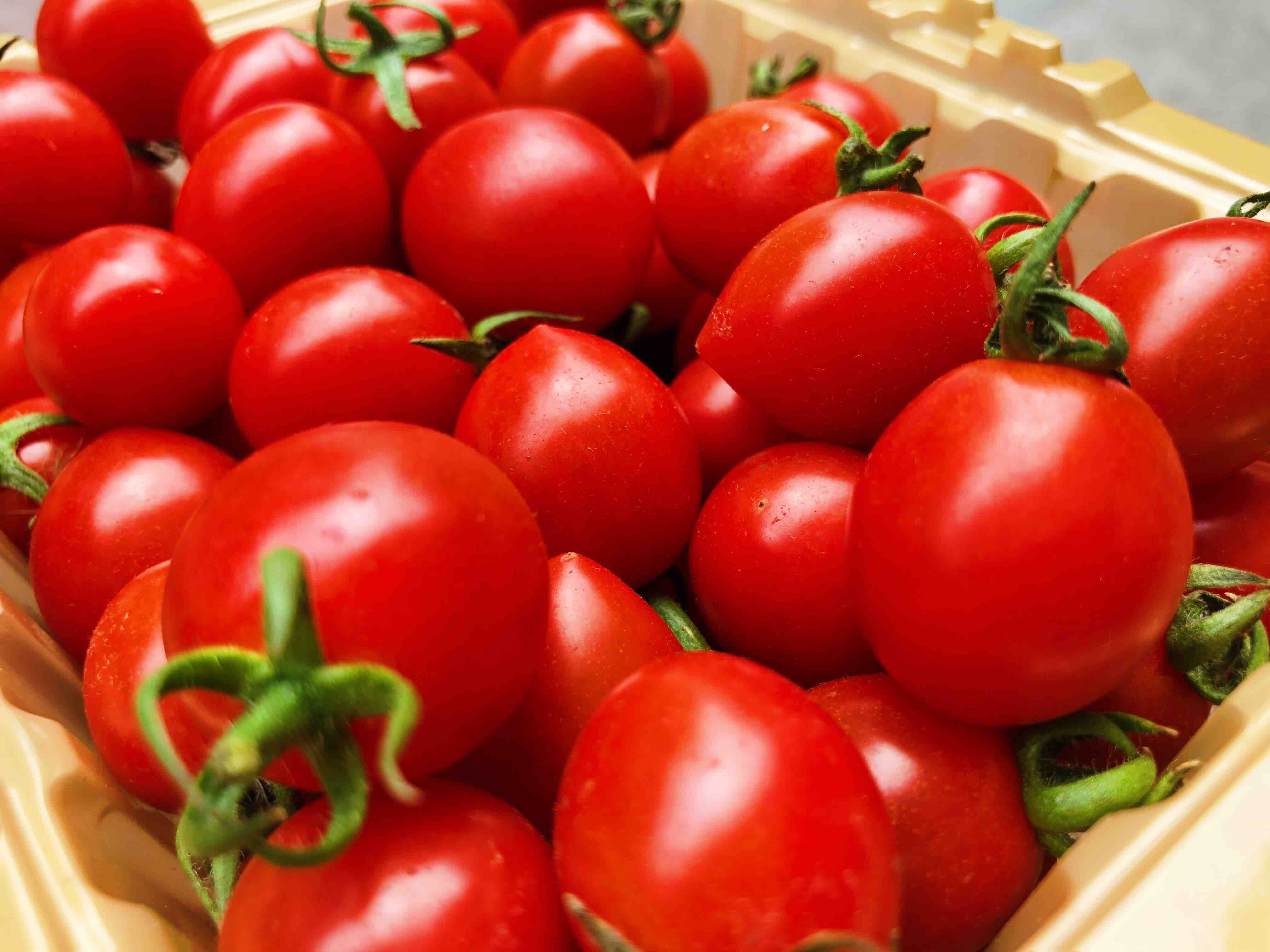 玲珑千禧小番茄肉厚皮薄咬一口清甜的果汁马上喷涌而出浓郁原始又清爽