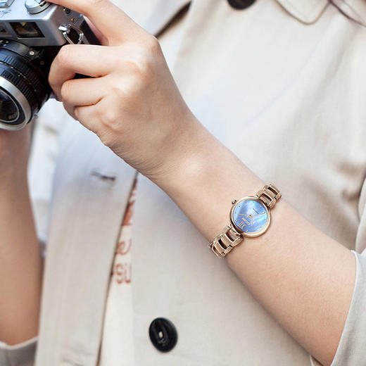 西铁城（CITIZEN）光动能女表贝母盘时尚钢带款EM0533-82Y 商品图4