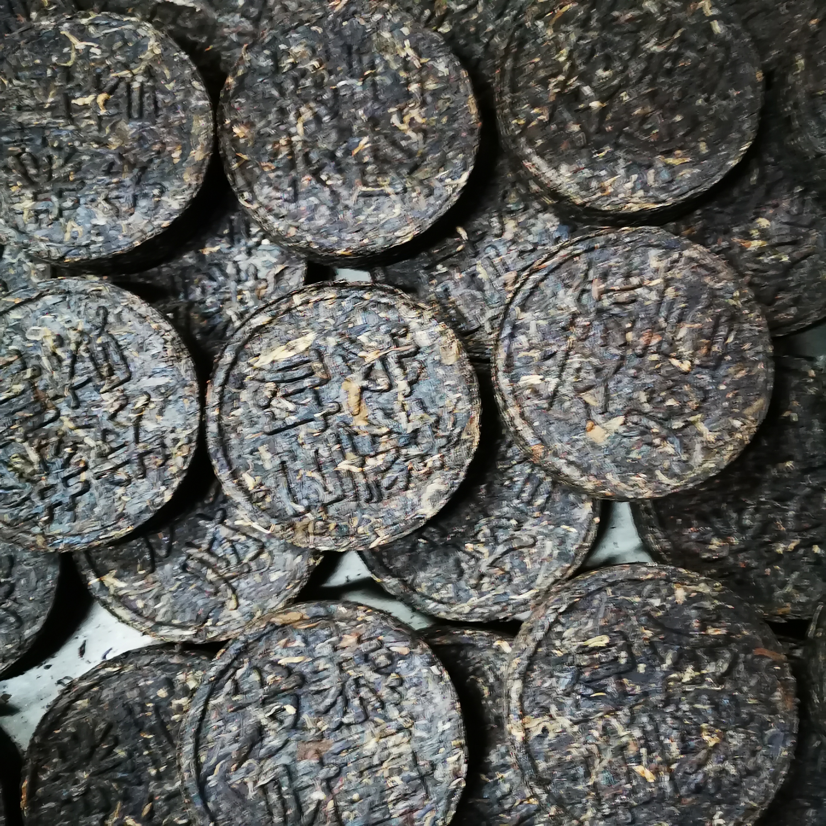 恭喜发财紧压圆饼生茶2006年紧压茶浓烈的蜜香还是相当迷人的14片