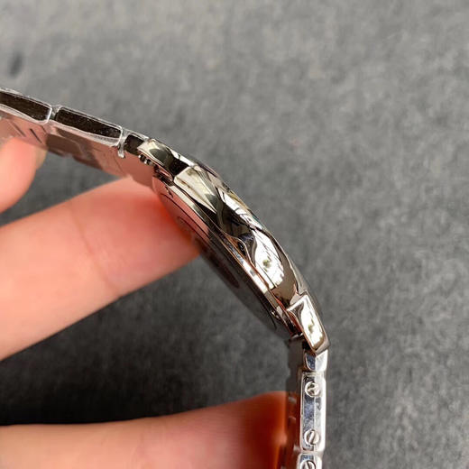    卡地亚女款伦敦SOLO系列腕表
有方就有圆，继方形GP坦克发布之后又一圆形经典表款问世，相比于经典的蓝气球更加轻薄，适合日常佩戴。腕表尺寸29.5mm和36mm。 商品图4