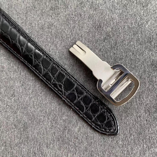    卡地亚女款伦敦SOLO系列腕表
有方就有圆，继方形GP坦克发布之后又一圆形经典表款问世，相比于经典的蓝气球更加轻薄，适合日常佩戴。腕表尺寸29.5mm和36mm。 商品图5