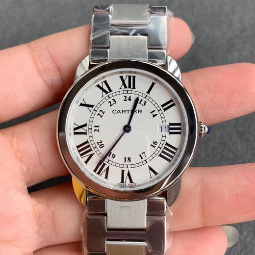    卡地亚女款伦敦SOLO系列腕表
有方就有圆，继方形GP坦克发布之后又一圆形经典表款问世，相比于经典的蓝气球更加轻薄，适合日常佩戴。腕表尺寸29.5mm和36mm。 商品图0