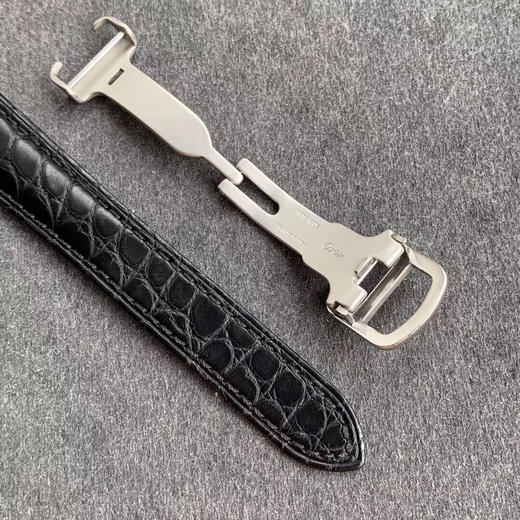    卡地亚女款伦敦SOLO系列腕表
有方就有圆，继方形GP坦克发布之后又一圆形经典表款问世，相比于经典的蓝气球更加轻薄，适合日常佩戴。腕表尺寸29.5mm和36mm。 商品图6