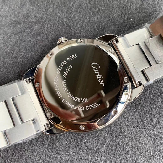    卡地亚女款伦敦SOLO系列腕表
有方就有圆，继方形GP坦克发布之后又一圆形经典表款问世，相比于经典的蓝气球更加轻薄，适合日常佩戴。腕表尺寸29.5mm和36mm。 商品图7