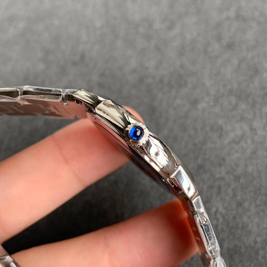    卡地亚女款伦敦SOLO系列腕表
有方就有圆，继方形GP坦克发布之后又一圆形经典表款问世，相比于经典的蓝气球更加轻薄，适合日常佩戴。腕表尺寸29.5mm和36mm。 商品图3